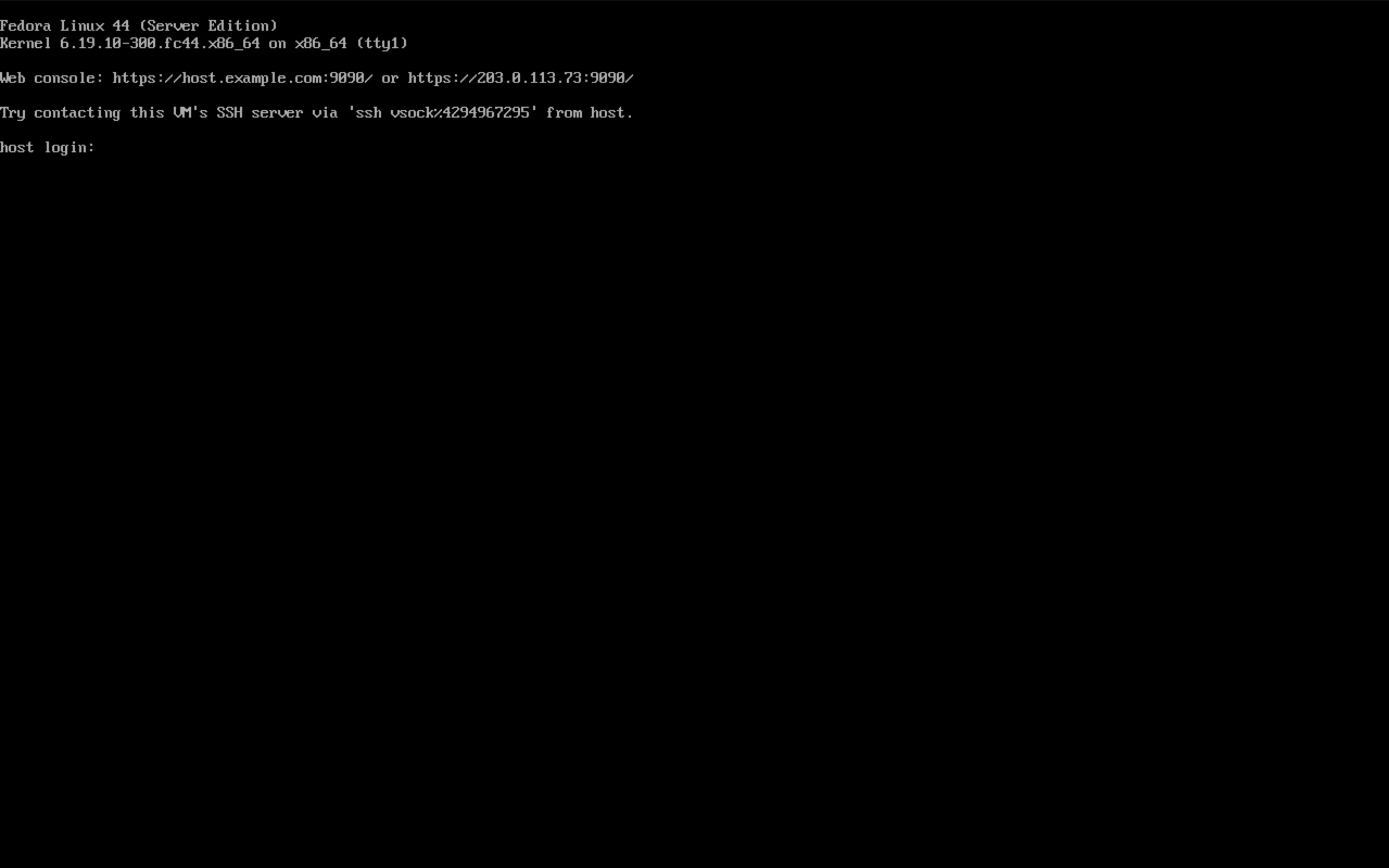 Fedora Server meldet sich mit einem Textlogin und der Adresse von Cockpit