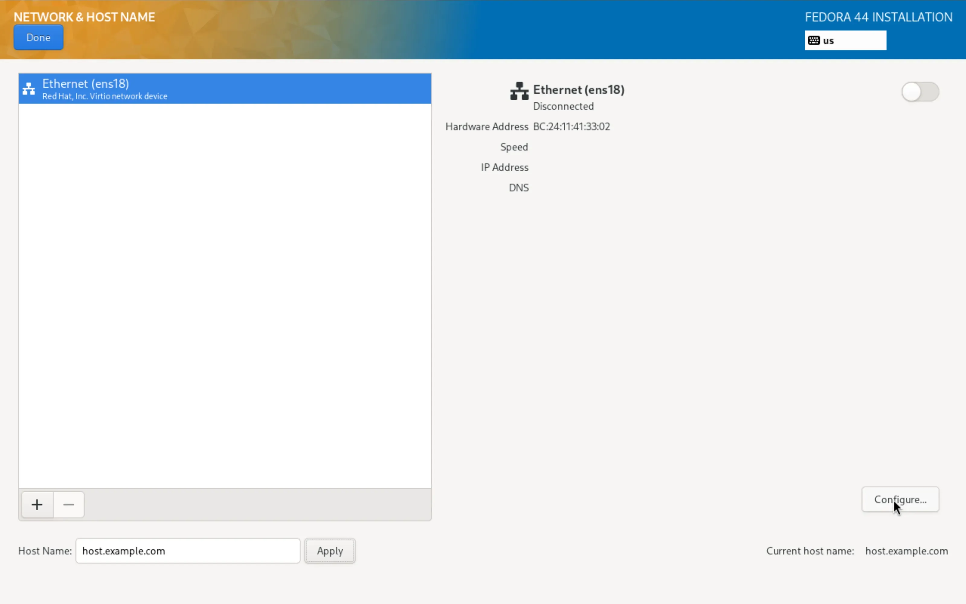 Der Adapter ens18 ist ohne Verbindung, der Hostname ist gesetzt